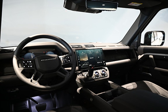 Land Rover Defender 110 14 of 28
