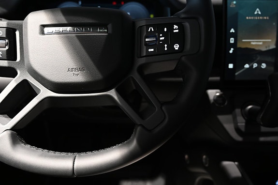 Land Rover Defender 110 18 of 28