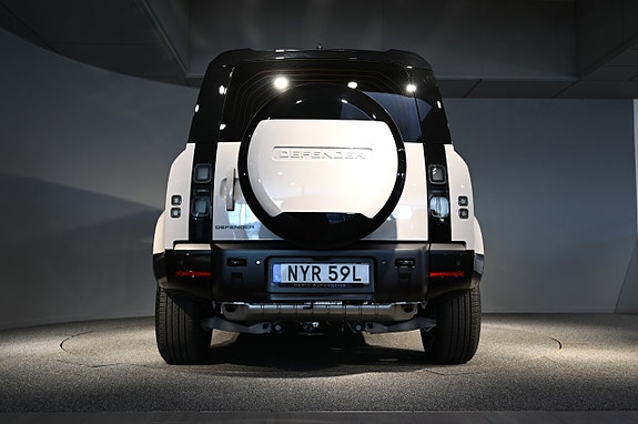Land Rover Defender 110 5 of 5