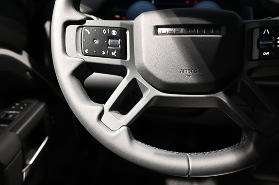 Land Rover Defender 110 17 of 28
