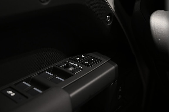 Land Rover Defender 110 19 of 28