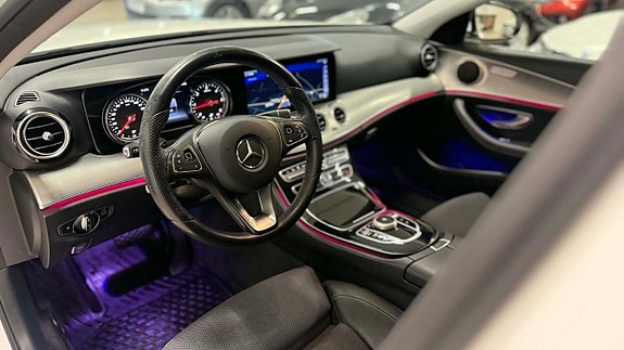 Mercedes-Benz E200 11 of 22