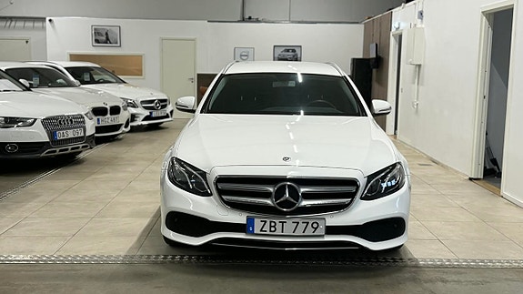 Mercedes-Benz E200 2 of 5