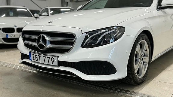 Mercedes-Benz E200 4 of 5