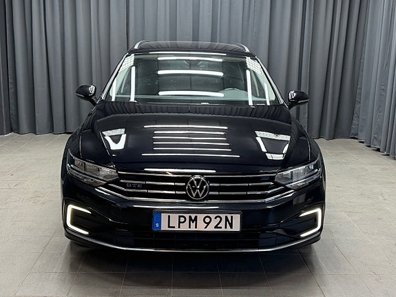 Volkswagen Passat 2 of 5