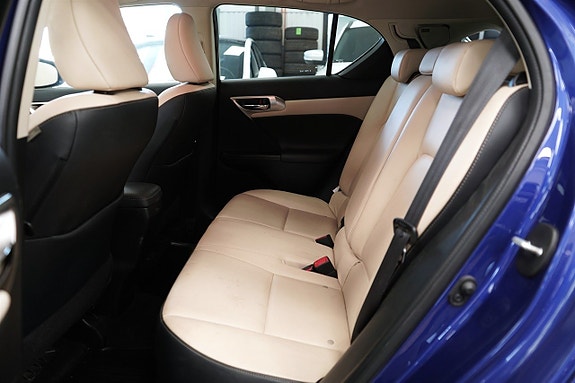 Lexus CT200h 10 of 23