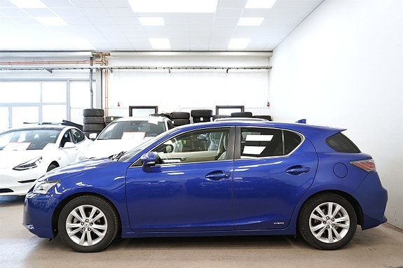 Lexus CT200h 2 of 23