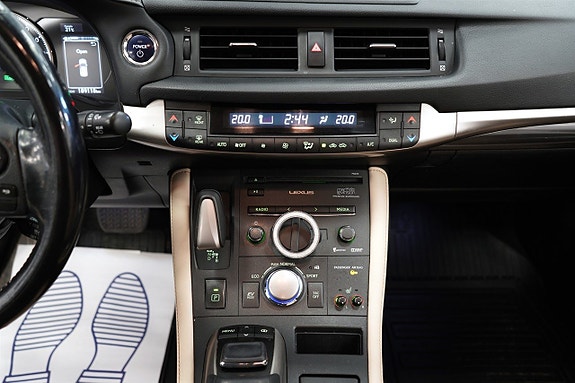 Lexus CT200h 18 of 23