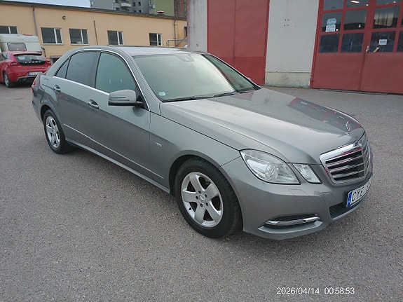 Mercedes-Benz E220 2 of 12