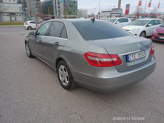 Mercedes-Benz E220 4 of 12