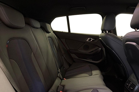 BMW 118i 7 of 17