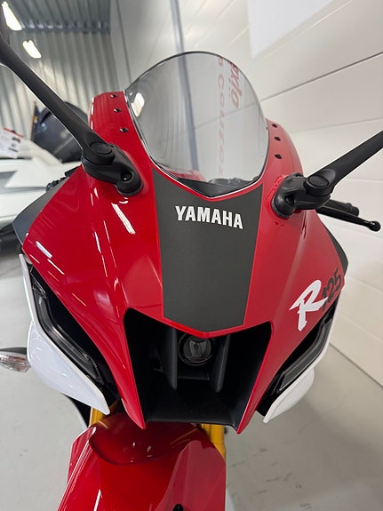 Yamaha R125 Anniversary White 4 of 7