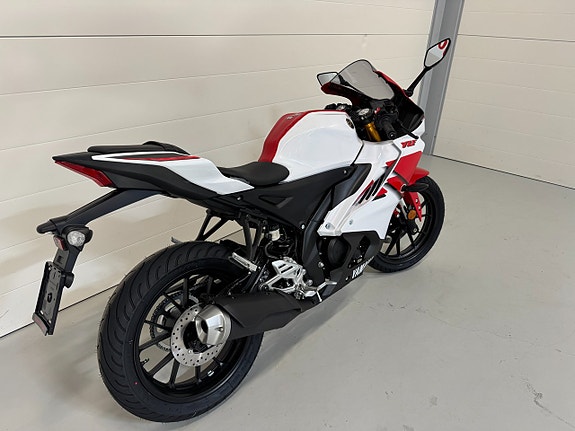 Yamaha R125 Anniversary White 3 of 7