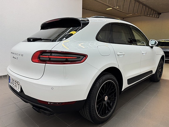 Porsche Macan S 2 of 19