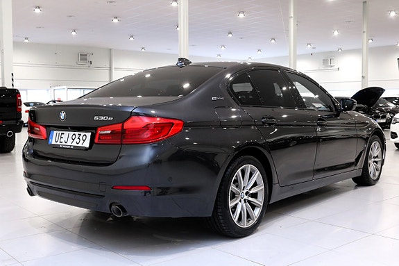 BMW 530e 3 of 5