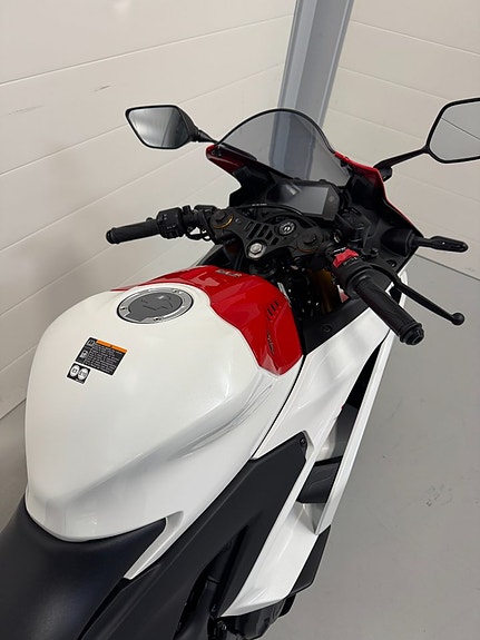 Yamaha R3 Anniversary White A2 4 of 7