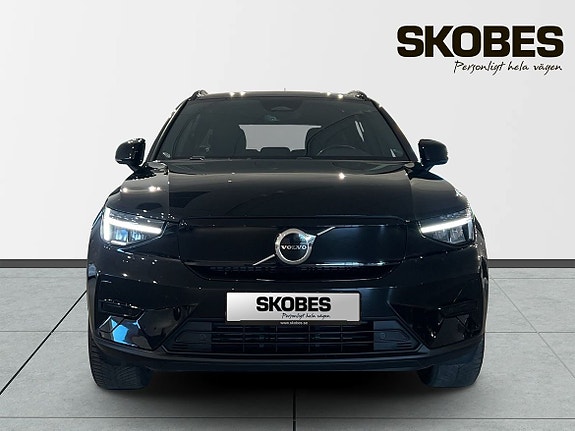 Volvo XC40 2 of 5
