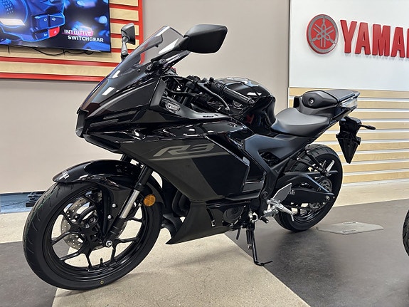 Yamaha YZF-R3 Midnight Black 6 of 6