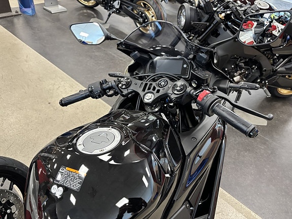 Yamaha YZF-R3 Midnight Black 3 of 6