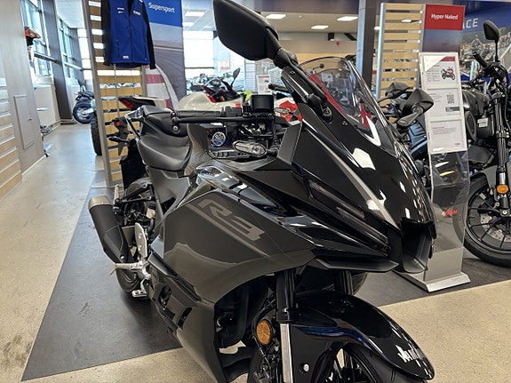Yamaha YZF-R3 Midnight Black 5 of 6