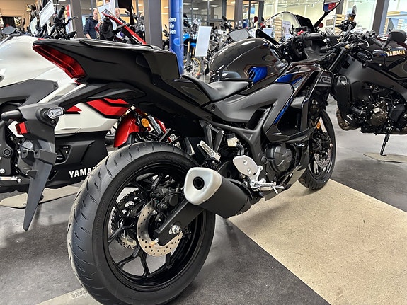 Yamaha YZF-R3 Midnight Black 2 of 6