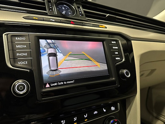 Volkswagen Passat Alltrack 16 of 19