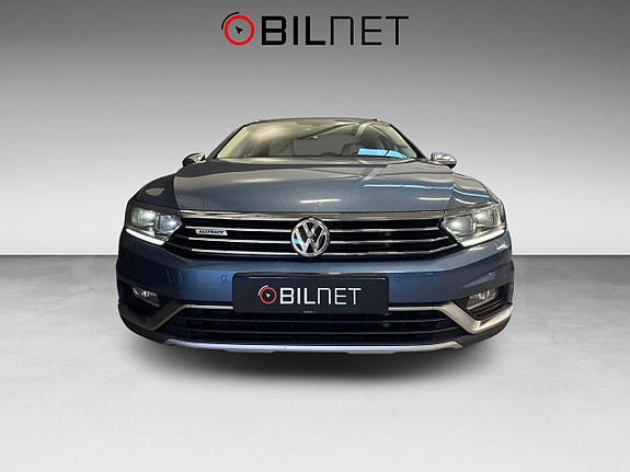 Volkswagen Passat Alltrack 3 of 5