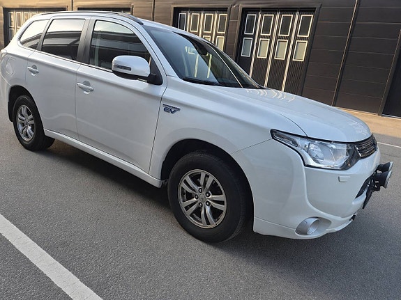 Mitsubishi Outlander 2 of 5