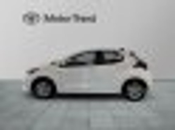 Toyota Yaris 2 of 14