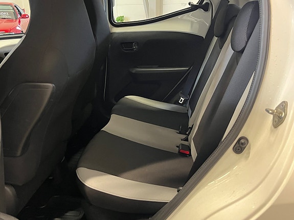 Toyota Aygo 7 of 13