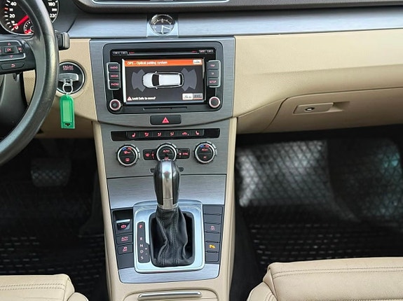 Volkswagen Passat 9 of 12