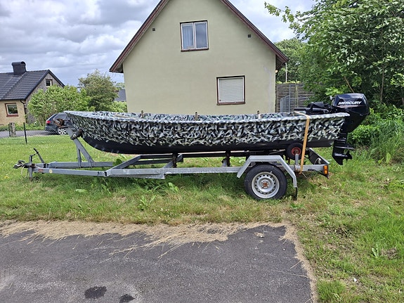 Milititärfärgad osänkbar motorbåt med vagn - som ny och mycket nedsatt pris 2 of 5