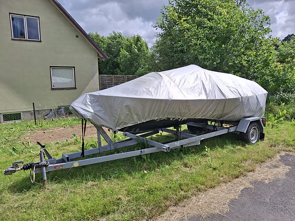 Milititärfärgad osänkbar motorbåt med vagn - som ny och mycket nedsatt pris 3 of 5