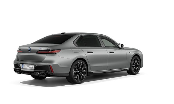 BMW M760e 2 of 6