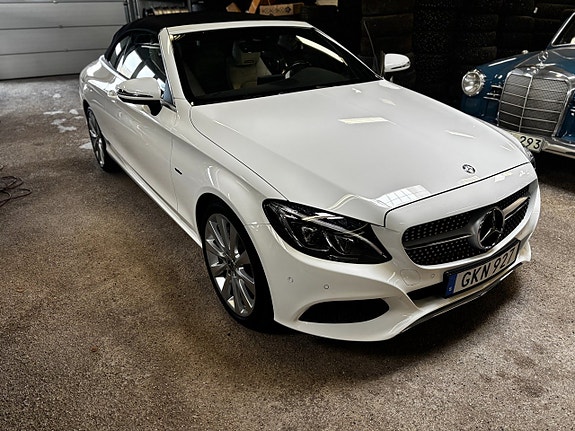 Mercedes-Benz C300 2 of 5