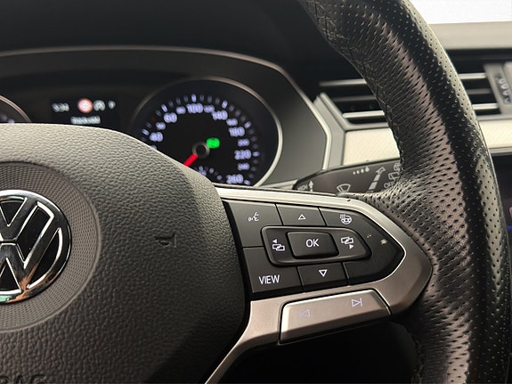 Volkswagen Passat 18 of 30