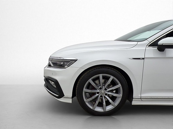 Volkswagen Passat 30 of 30