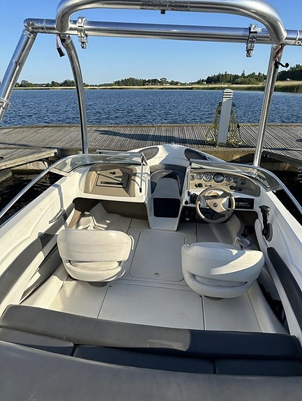 Larson 180 – 2003 med Mercruiser 3.0L + trailer – redo för säsongen! 3 of 5