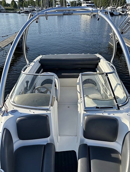 Larson 180 – 2003 med Mercruiser 3.0L + trailer – redo för säsongen! 4 of 5
