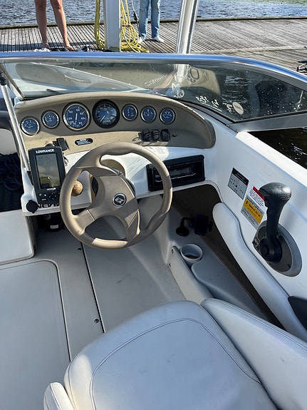 Larson 180 – 2003 med Mercruiser 3.0L + trailer – redo för säsongen! 6 of 6