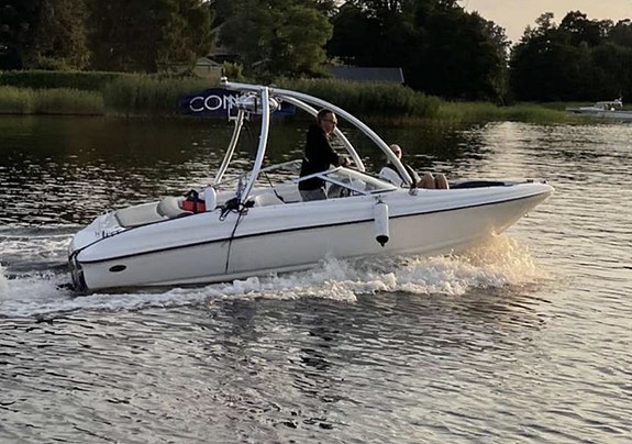 Larson 180 – 2003 med Mercruiser 3.0L + trailer – redo för säsongen! 2 of 5