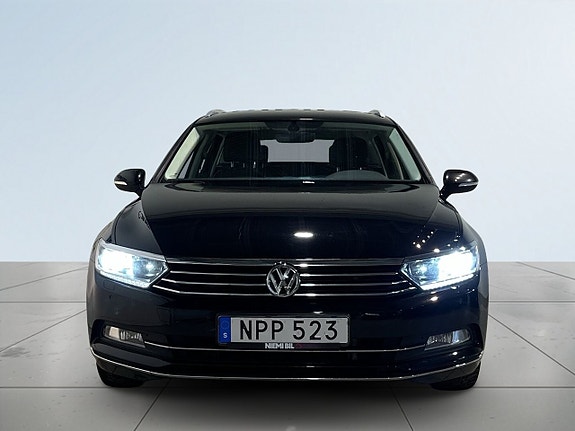 Volkswagen Passat 2 of 5