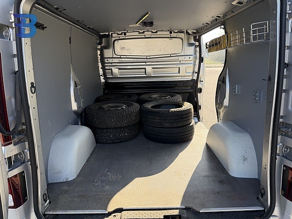 Opel Vivaro 13 of 18