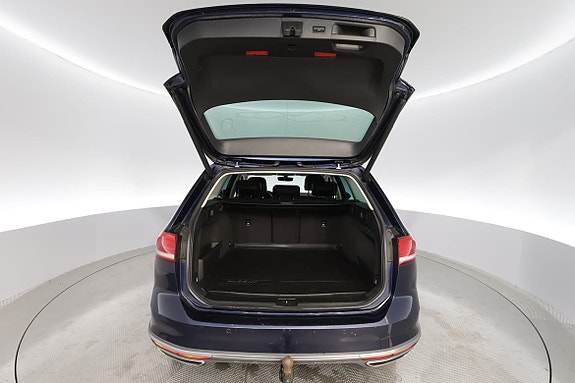 Volkswagen Passat Alltrack 17 of 19