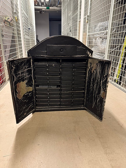 Industriellt vintage-skåp i plåt – unik förvaring