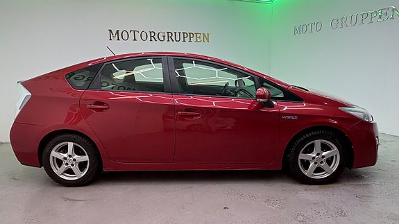 Toyota Prius 4 of 5