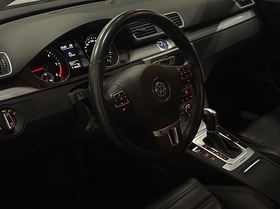 Volkswagen Passat 12 of 17