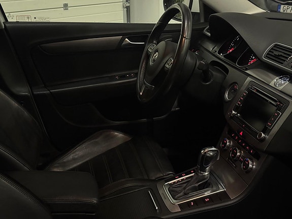 Volkswagen Passat 9 of 17