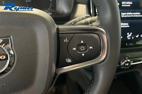 Volvo XC40 8 of 23