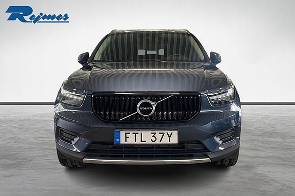 Volvo XC40 3 of 5